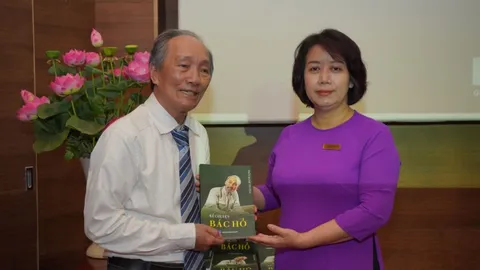 Nhiều cá nhân trao tặng món quà ý nghĩa cho Khu di tích Phủ Chủ tịch